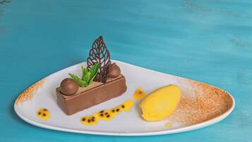 Postre sobre un plat blanc amb un fons blau.