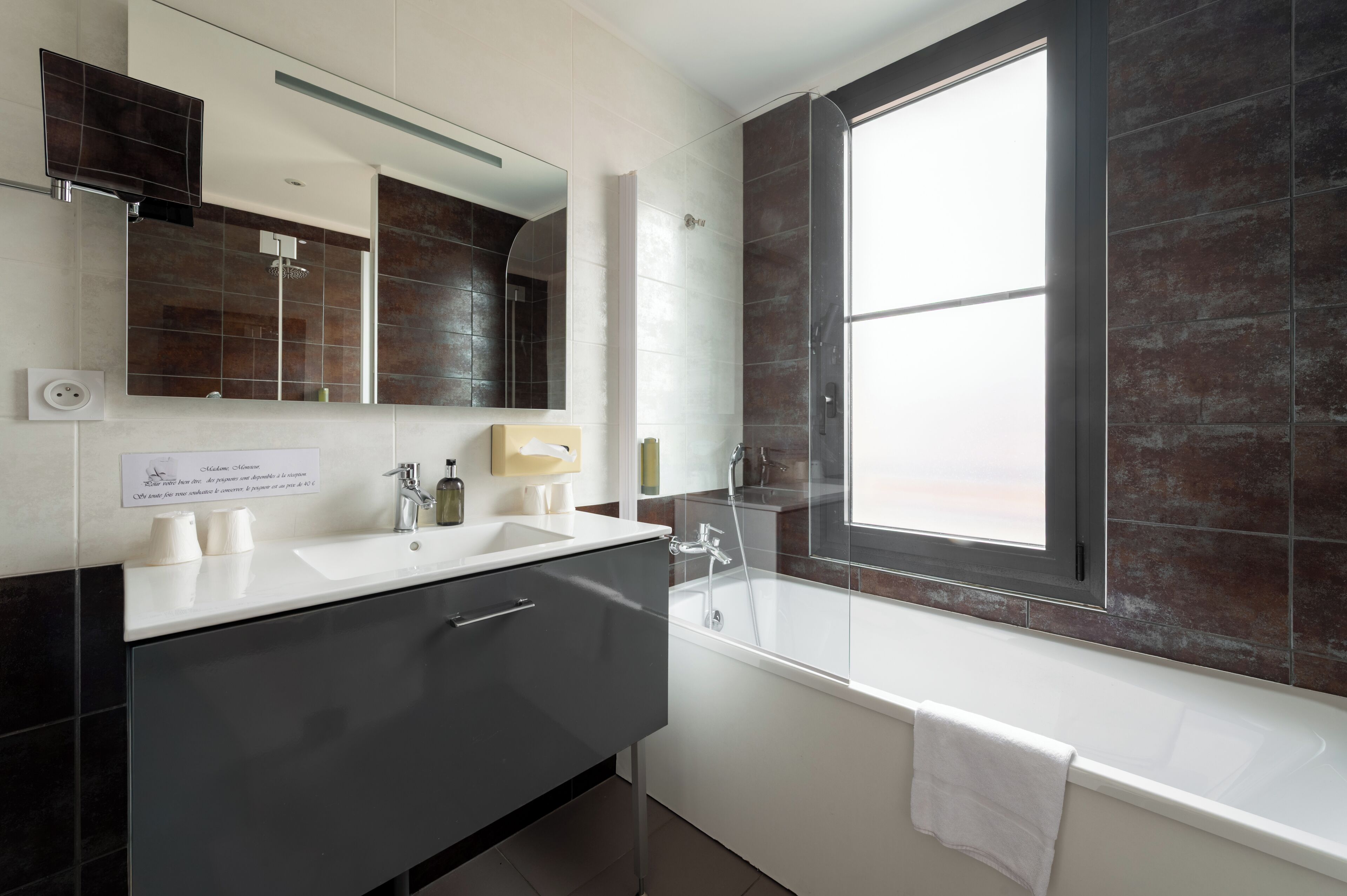 combined shower/bathtub, hair dryer, towels