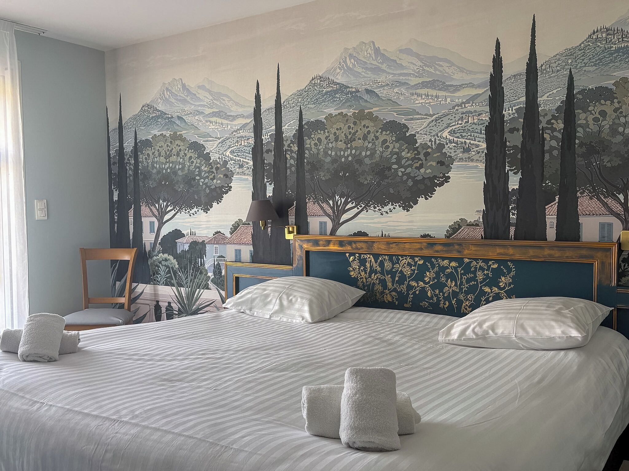 Chambre supérieure Mont Aimé | Minibar, in-room safe, individually decorated, individually furnished