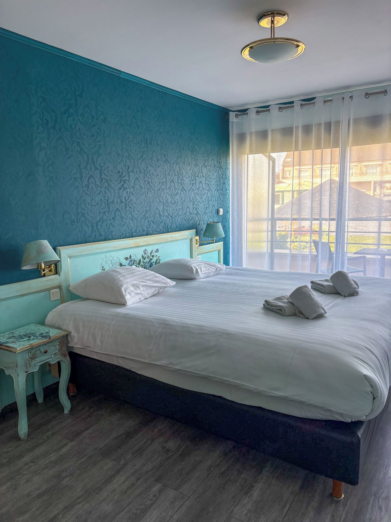 Chambre Supérieure Familiale Mont Aimé | Minibar, in-room safe, individually decorated, individually furnished