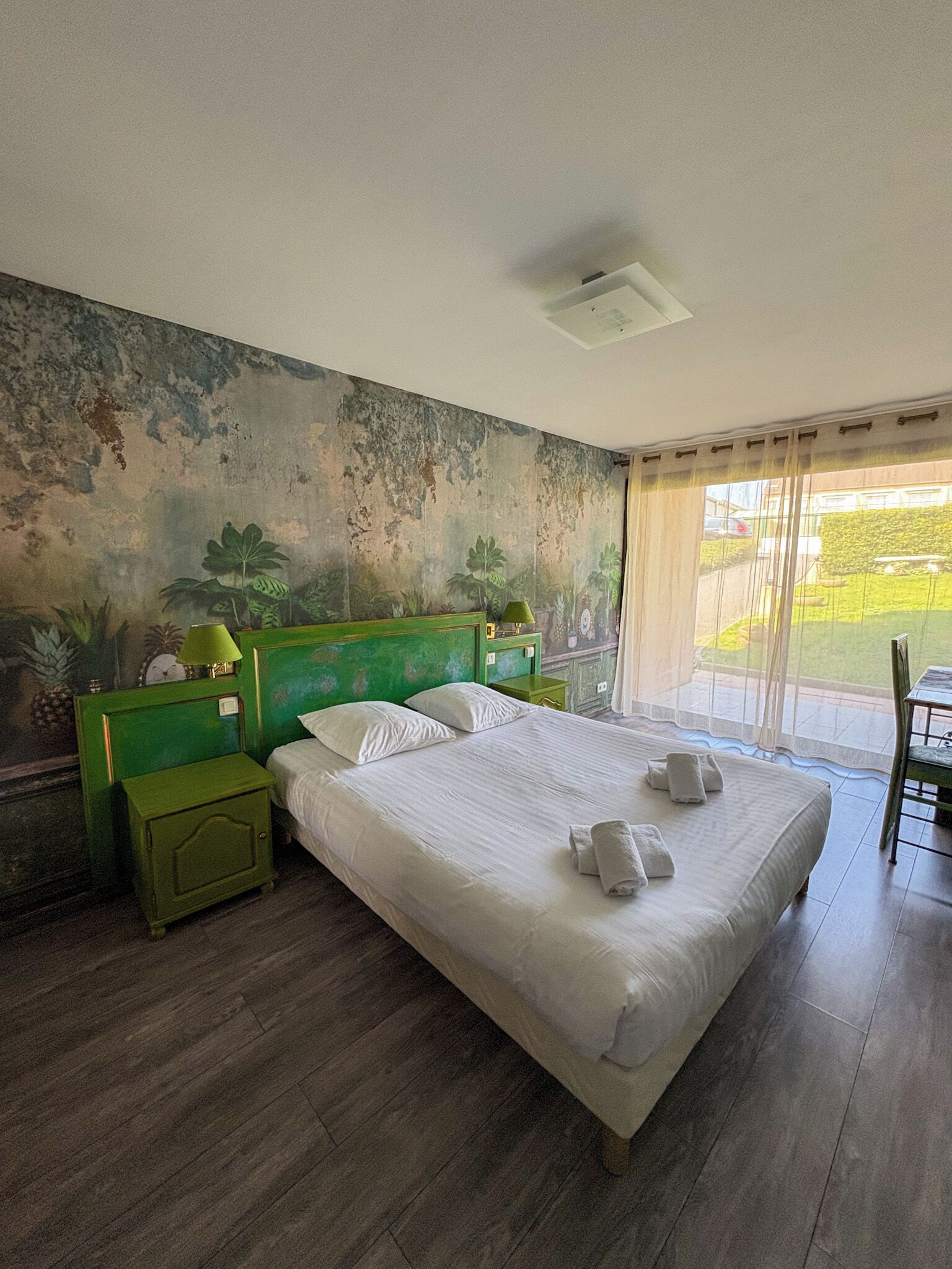 Classic Double Room | Minibar, in-room safe, individually decorated, individually furnished