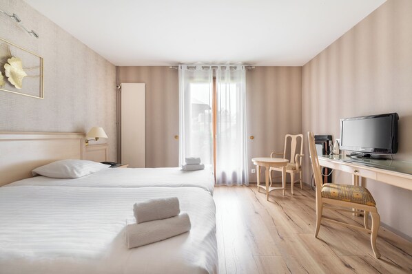 Classic Twin Room | Minibar, in-room safe, individually decorated, individually furnished