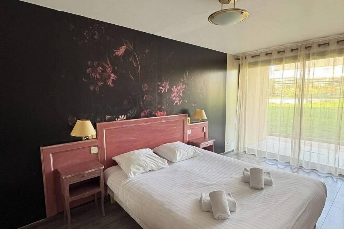 Een minibar, een kluis op de kamer, een bureau, geluiddichte muren