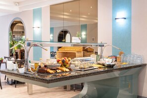Petit déjeuner buffet (15 EUR par personne)