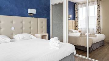 Klassieke tweepersoonskamer | Een minibar, een kluis op de kamer, individueel gedecoreerd