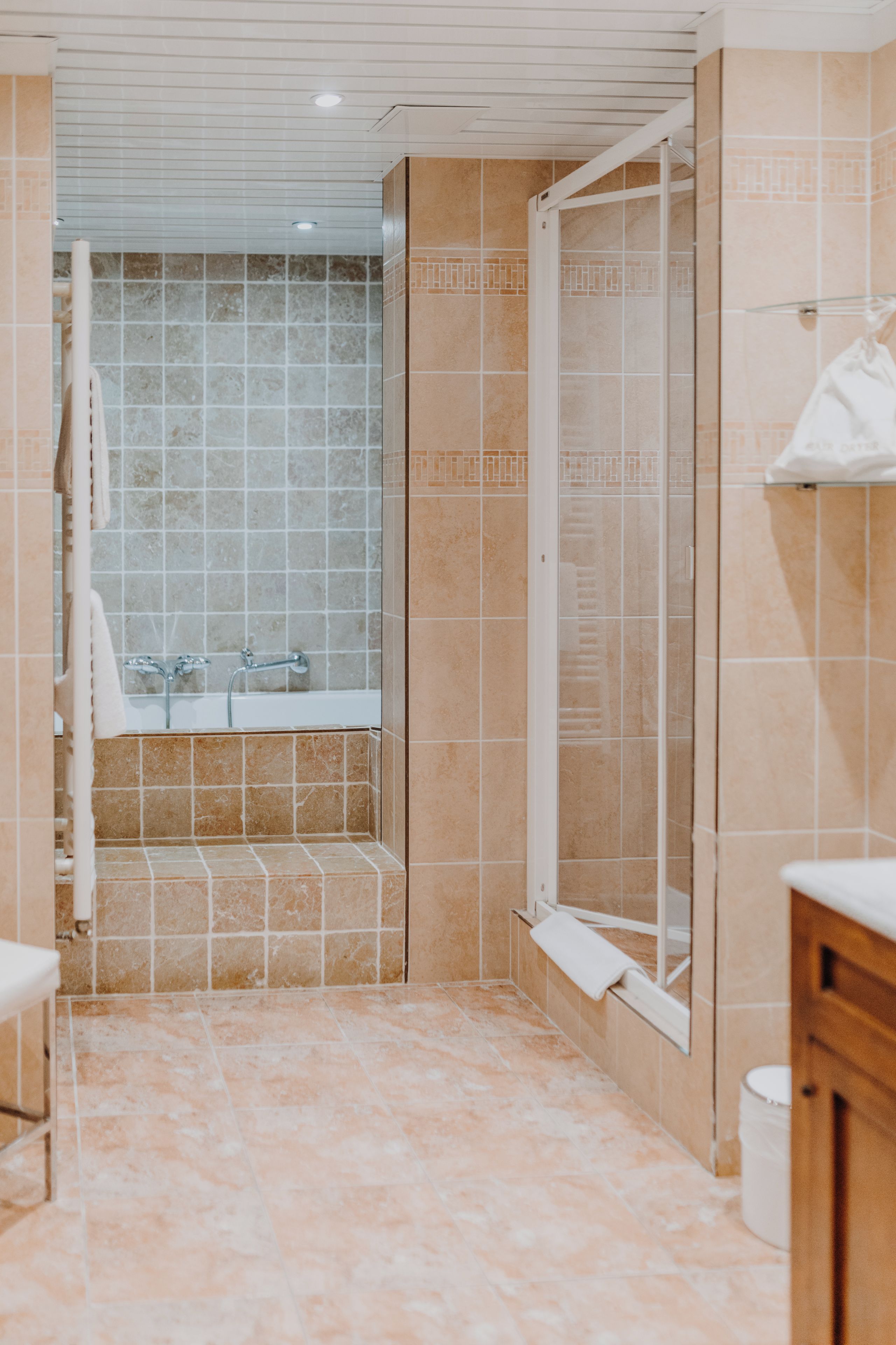 Un baño con ducha, lavamanos e inodoro.