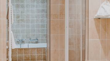 Un baño con ducha, lavamanos e inodoro.