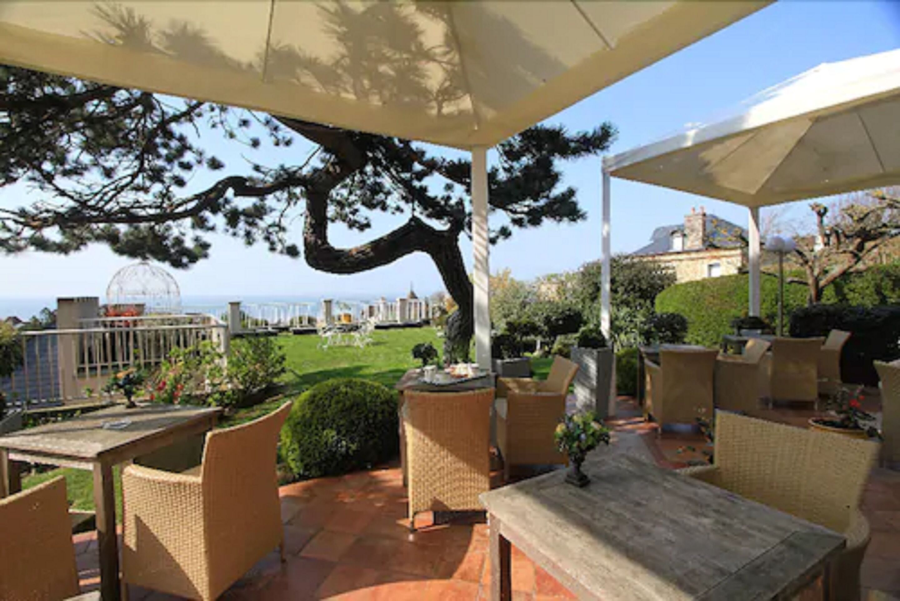 lunch and dinner served, sea views