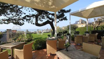 Lunch and dinner served, sea views