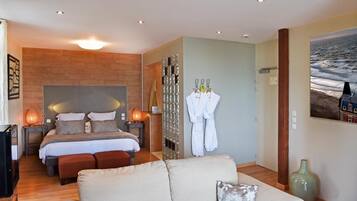 Ropa de cama de alta calidad y caja de seguridad en la habitación