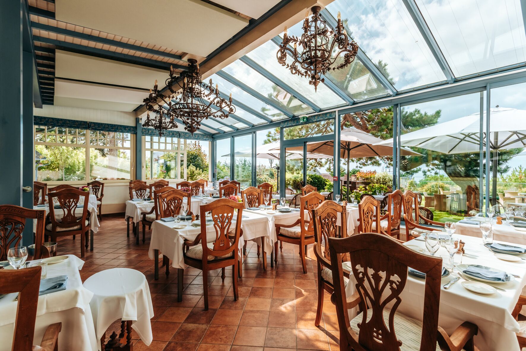 lunch and dinner served, sea views