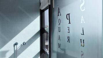 Ein Zimmer mit Fenster und einer Wand, auf der ein Name in Buchstaben steht.