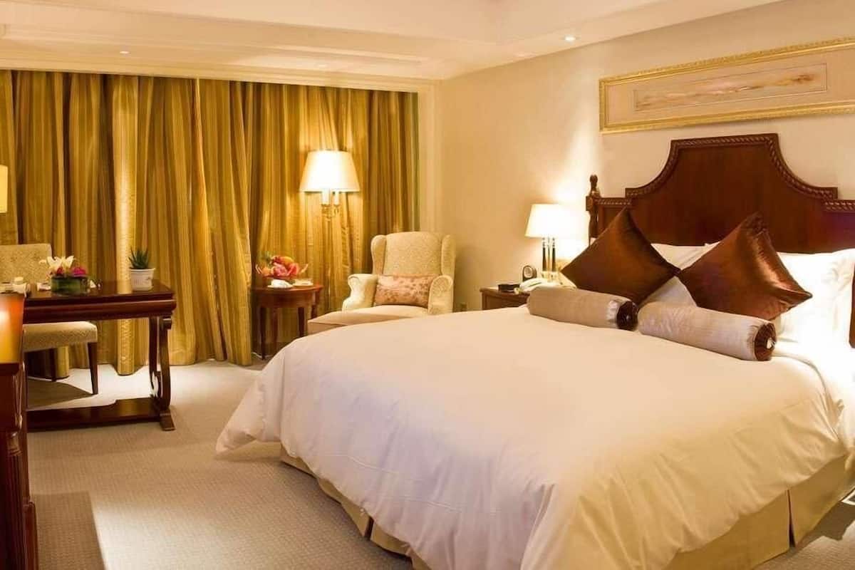Minibar, in-room safe, desk, iron/ironing board