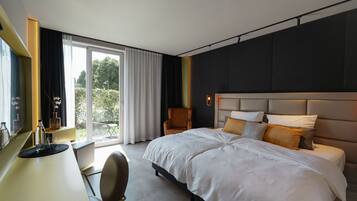 Design Double Room, 1 King Bed | Hypo-allergenic bedding, in-room safe, desk, laptop workspace