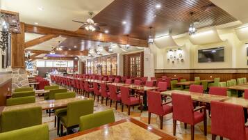 Daily buffet breakfast (CNY 168 per person)