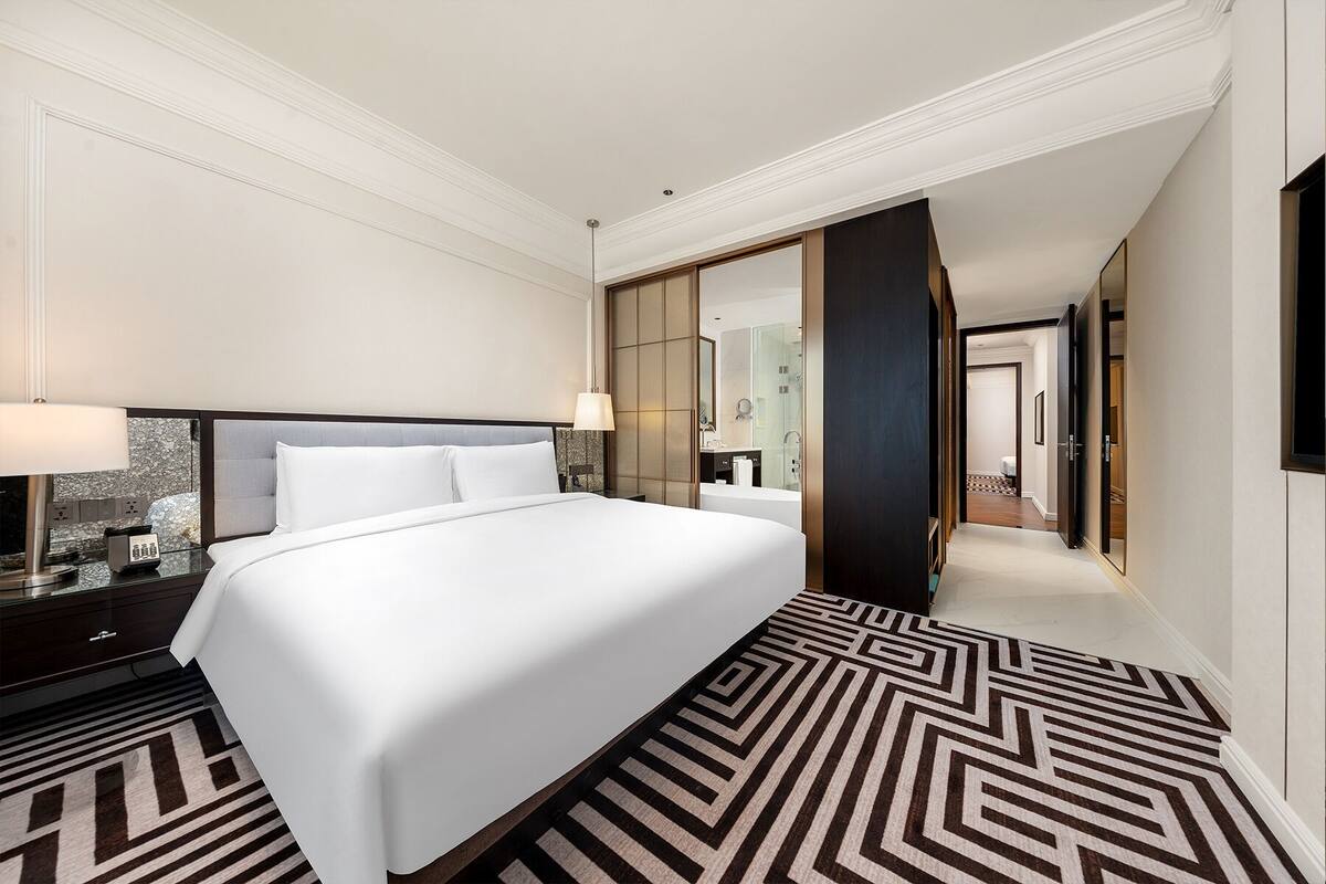 Suite luxueuse, 2 lits jumeaux, fumeur | Coffre-fort, accès au Wi-Fi (inclus), literie fournie, réveille-matin