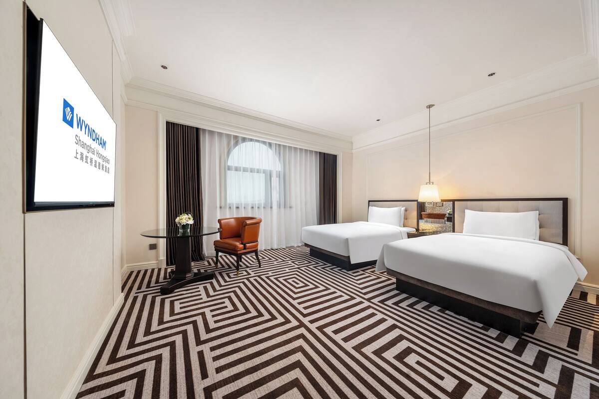 Chambre luxueuse, non-fumeur (Twin) | Coffre-fort, accès au Wi-Fi (inclus), literie fournie, réveille-matin