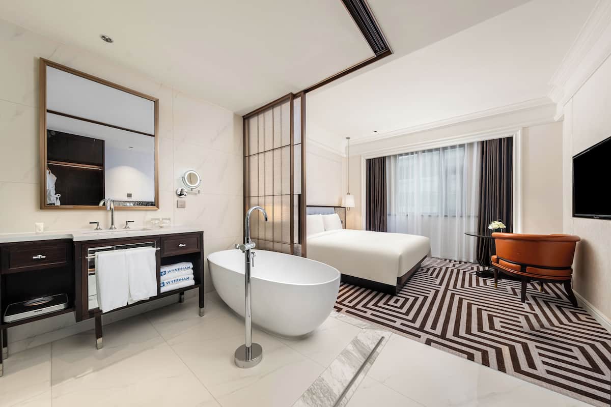 luxury king non smoking | down duvets, in-room safe, free wifi, bed sheets