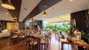 3 restaurants, breakfast, lunch, dinner served; Fusion cuisine