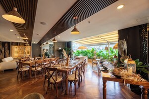 3 restaurantes; se sirve desayuno, almuerzo y cena; cocina fusión