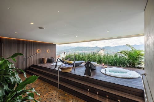 Couples treatment room(s), sauna, Turkish bath/hammam, body treatments