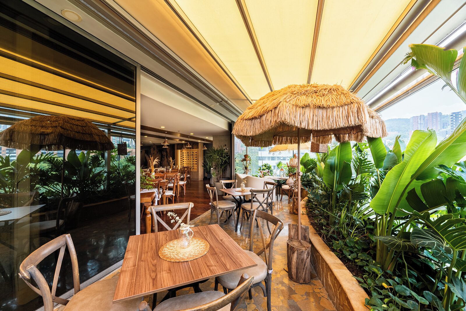 3 restaurants; breakfast, lunch, dinner and brunch served 