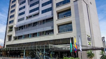 Vista frontal de la propiedad