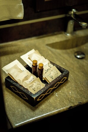 Executive suite | Donzen dekbedden, pillowtop-bedden, een minibar, een kluis op de kamer