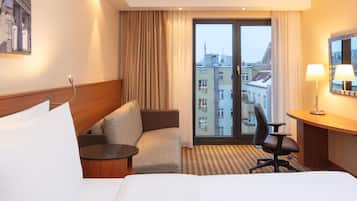 Quarto, 1 cama Queen e sofá-cama, vista para o pátio | Vista para o pátio