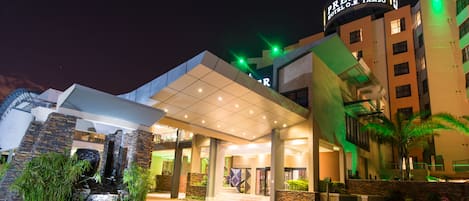 Bagian depan properti - sore/malam