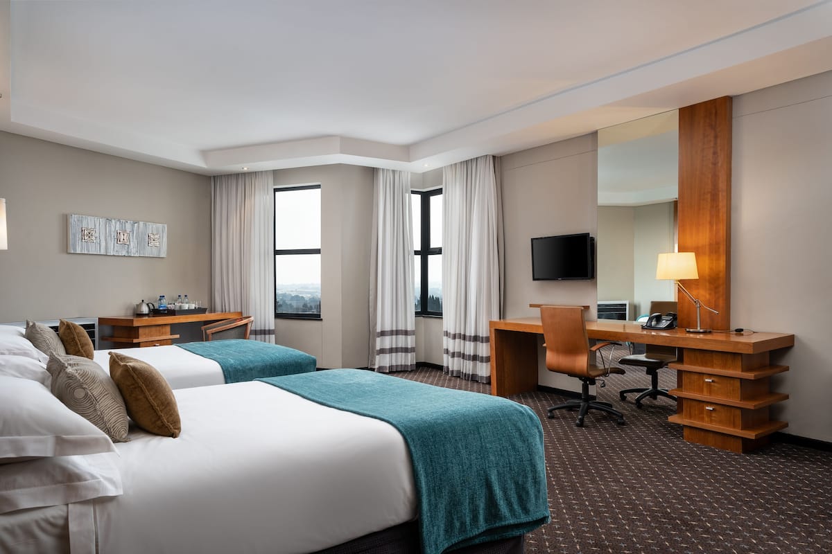 family room | 1 bedroom, premium bedding, down duvets, select comfort beds