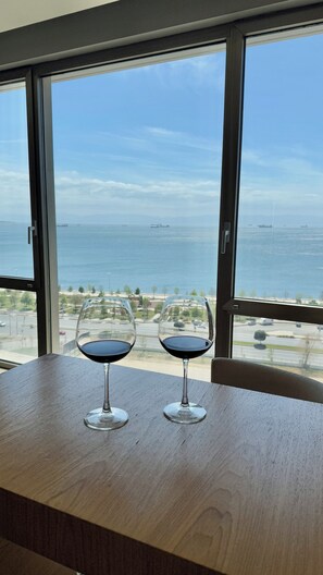 小型套房 | 起居区 | 32-英寸液晶电视 （配备有线频道）、电视