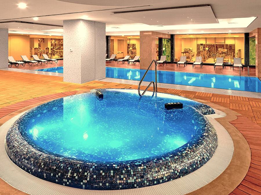 Innendørsbasseng, sesongbasert utendørsbasseng og bassengparasoller