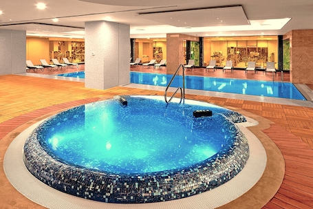 Indoor pool, seasonal outdoor pool, pool umbrellas, pool loungers. The Green Park Pendik