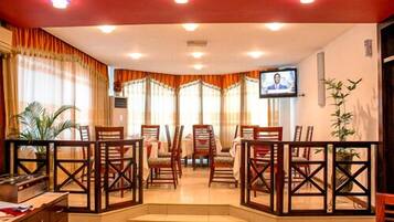 Breakfast, lunch and dinner served