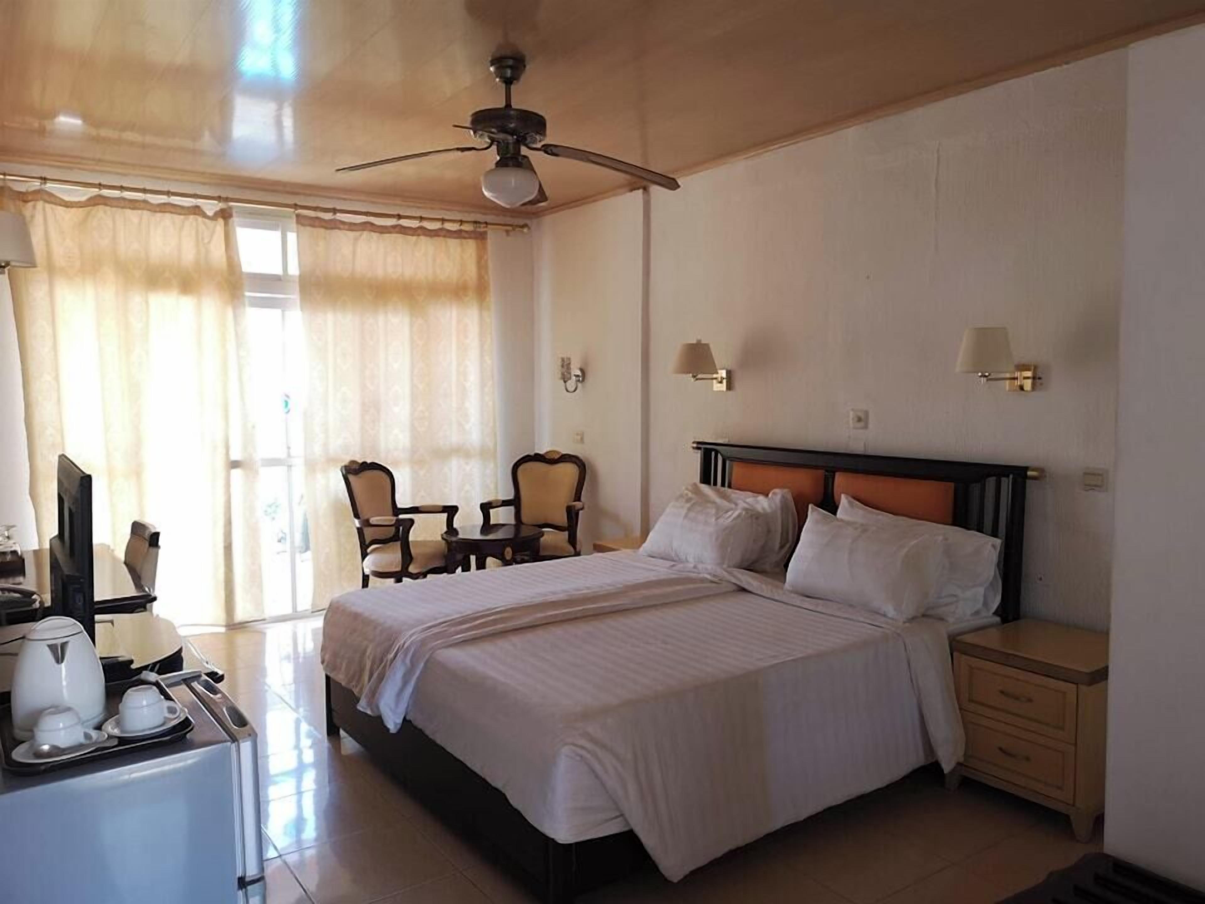 Kamar Double atau Twin Standar | Seprai premium, minibar, brankas, dan meja kerja