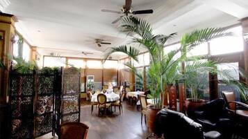 Breakfast, lunch, dinner served; African cuisine