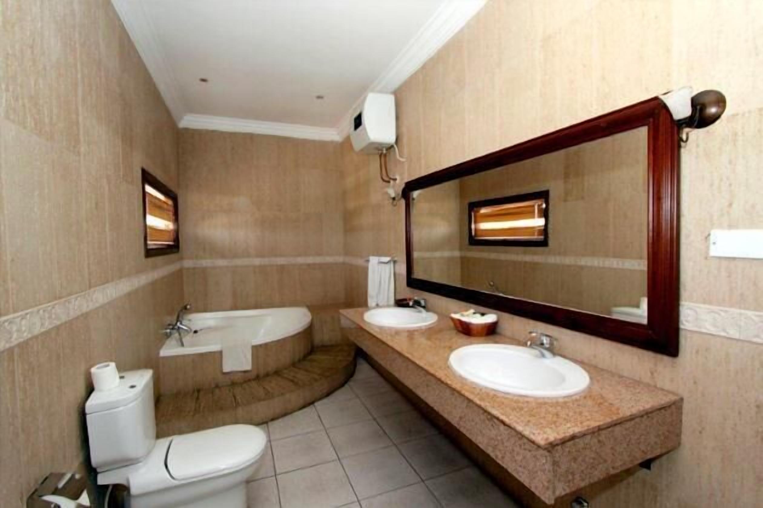 Combined shower/tub, free toiletries, hair dryer, towels