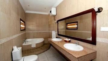 Combined shower/tub, free toiletries, hair dryer, towels