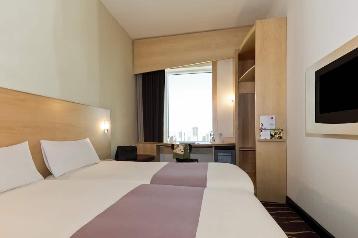 Standardzimmer, 2 Einzelbetten | Zimmersafe, Schreibtisch, schallisolierte Zimmer, Bügeleisen/Bügelbrett