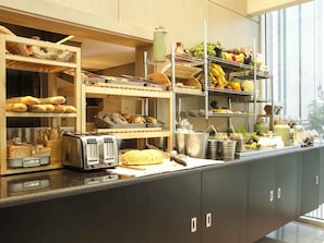 El desayuno cuesta 5 KWD por persona