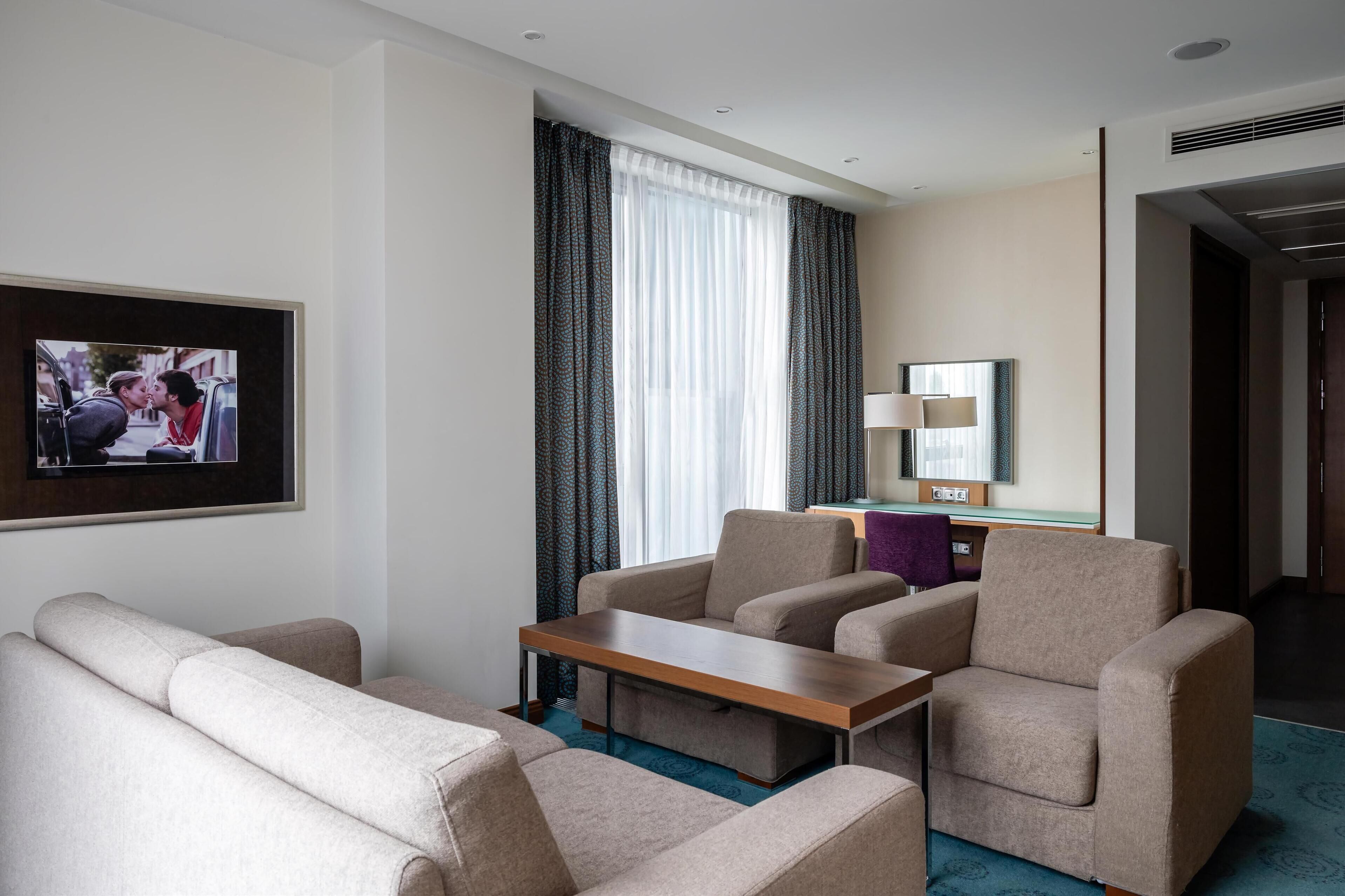 Junior Suite | Premium bedding, down comforters, minibar, in-room safe