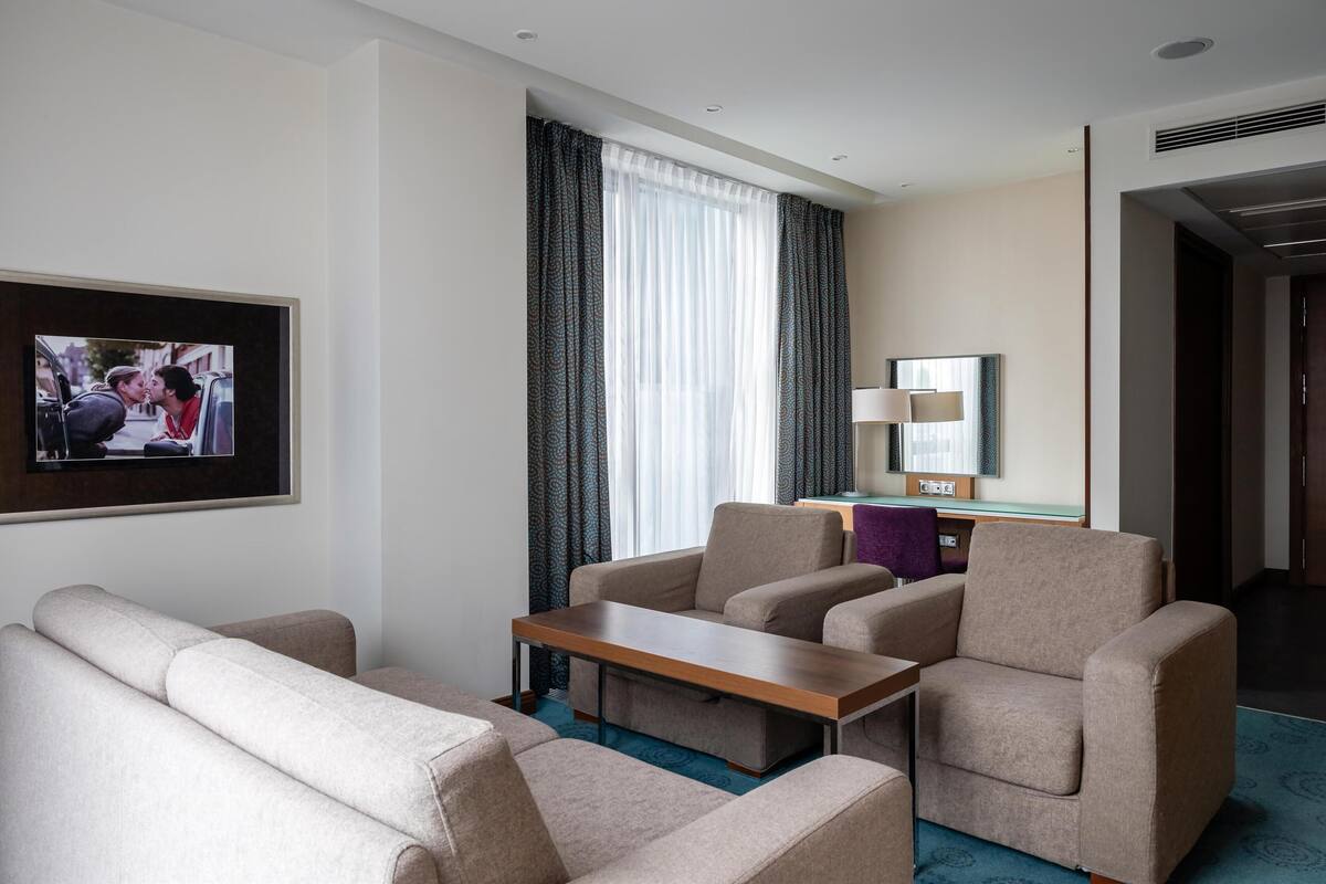 Junior Suite | Premium bedding, down comforters, minibar, in-room safe