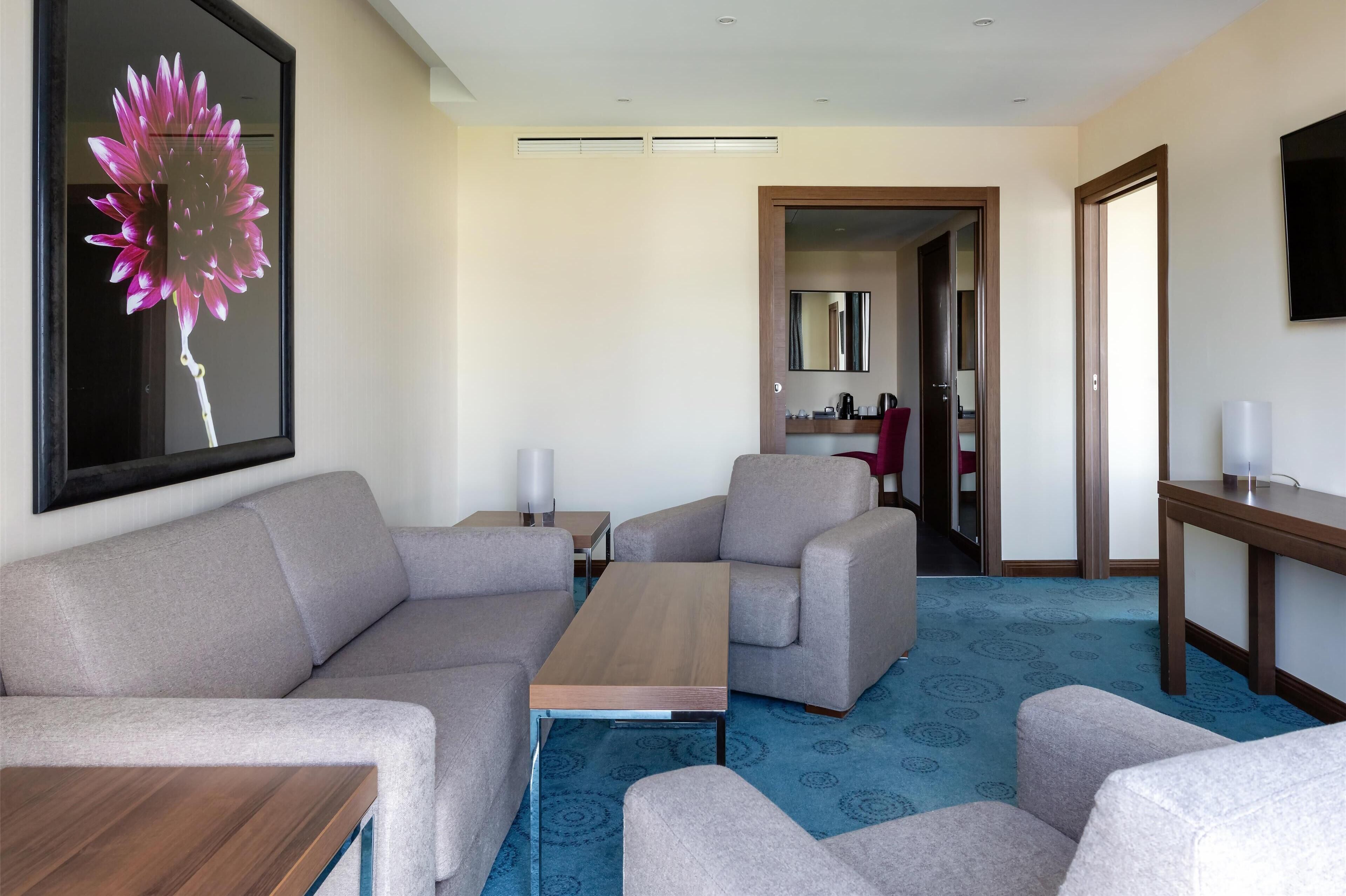 Suite | Premium bedding, down comforters, minibar, in-room safe