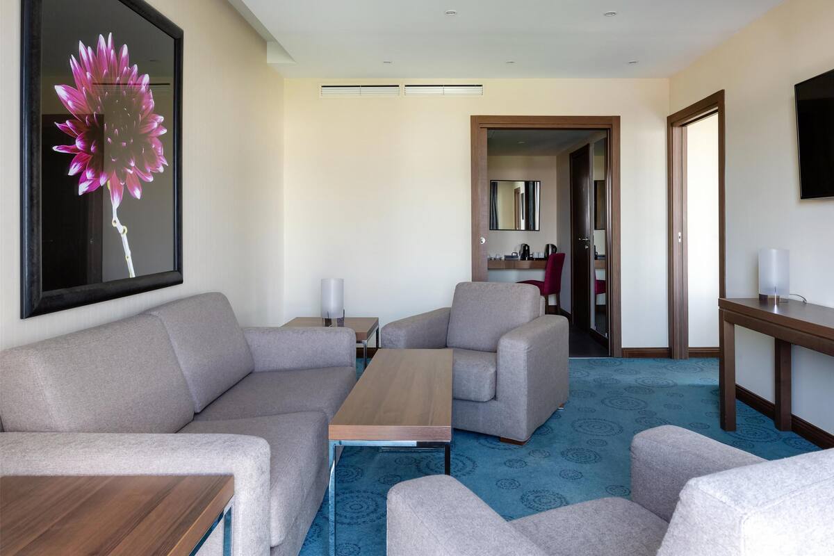 Suite | Premium bedding, down comforters, minibar, in-room safe