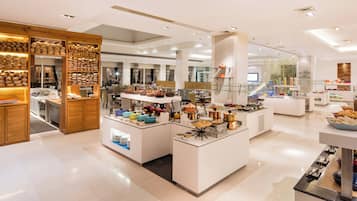 3 間餐廳,供應早餐、午餐和晚餐,義大利料理