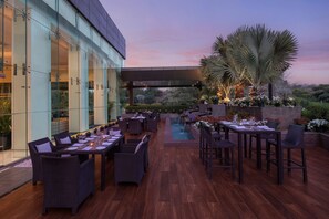 3 restaurants servant le petit déjeuner, le déjeuner et le dîner
