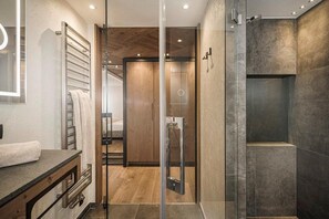 淋浴設備、免費盥洗用品、吹風機、毛巾