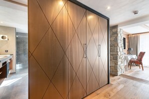 客房內保險箱、書桌、遮光布/窗簾、免費無線上網