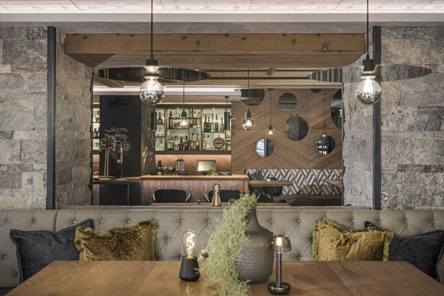 Se sirven desayunos, almuerzos y cenas; cocina local e internacional